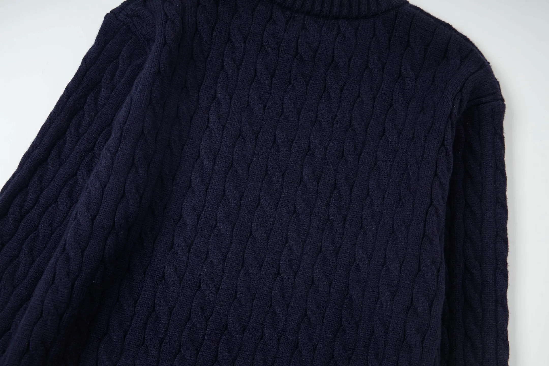 P210 model number: Y195 Ralph Lauren men's round neck sweater men's hemp flower original collar sweater. The version is really good-looking. It can be worn alone or as a jacket to be worn inside or outside. The upper body shows personal fashion charm. Four colors are available. The same style for men and women. A must-see item for new summer products. Tag, hanging grain, washed, packaging bag, full set of accessories. Very good appearance, super exquisite workmanship. Size: S-XL